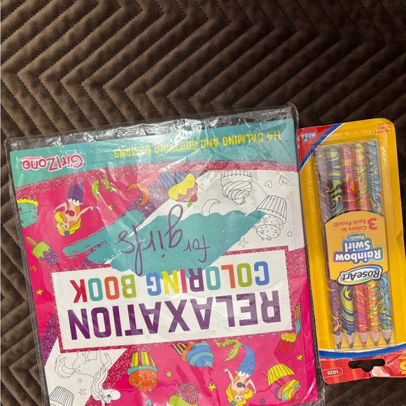 New! Unicorn Coloring Set with Rosso Glitter Pencils - Picture 3 of 3